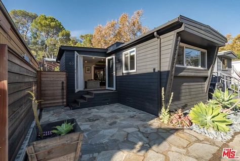 5 Luxury Manufactured Homes for Sale in California (January 2019) Mobile Home Modern Exterior, Trailer Home Exterior, Mobile Home Exterior Remodel, Old Mobile Home Makeover, Modern Mobile Homes, Mobile Home Exteriors, Mobile Home Makeovers, Mobile Home Makeover, Mobile Home Renovations