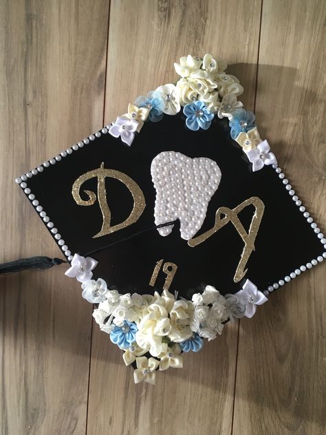 Graduation cap for dental assistant Dental Assistant Graduation Party, Cap Decoration Graduation Dental Assistant, Dental Graduation Cap Ideas, Dental Assistant Graduation Cap Ideas, Dental Assistant Grad Cap, Dental Assisting Graduation Cap, Rda Graduation Cap, Dental Cap Decoration, Dental Grad Cap