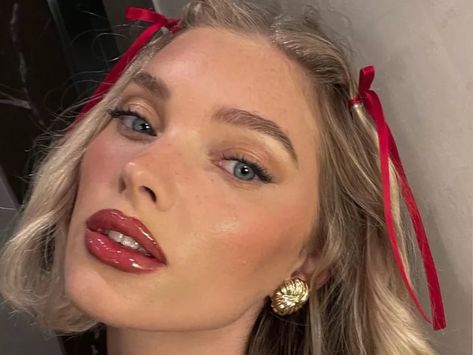 Cherry Cola Hair, Lip Trends, Christmas Makeup Look, Cherry Lips, Red Makeup, Cherry Cola, Celebrity Makeup Artist, Elsa Hosk, Christmas Makeup