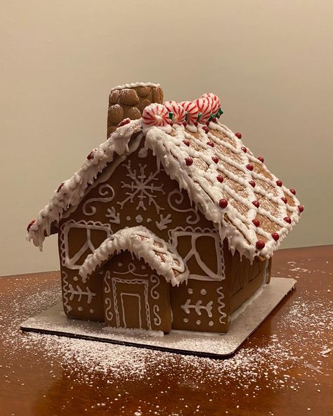 gingerbread house ideas, decorative gingerbread house, fancy, winter things, ideas, winter wonderland Gingerbread House Decorations Simple, Christmas Gingerbread House Aesthetic, Gingerbread Houses Aesthetic, Ginger Bread House Aesthetic, Gingerbread House Date, Ginger Bread Decor, Winter Gingerbread House, Aesthetic Gingerbread House, Gingerbread House Aesthetic