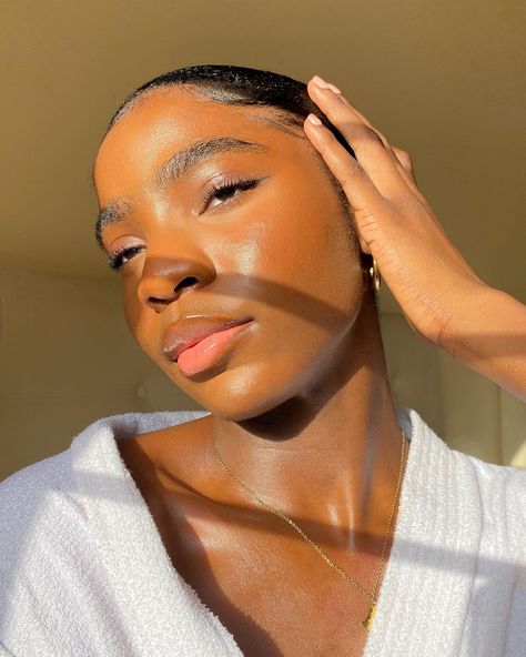 Black girl in a white robe with a soft glam makeup sun kissed photo. Sun Kissed Makeup Summer Glow, Sleek Back Bun, Dewy Summer Makeup, Film Friends, Summer Glow Makeup, Sun Kissed Skin, Sunkissed Makeup, Sunkissed Skin, Glow Makeup