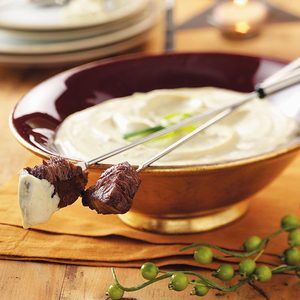 Beef Fondue, Fondue Dipping Sauces, Broth Fondue Recipes, Fondue Recipes Meat, Raclette Recipes, Fondue Dinner, Fondue Night, Beef Dip, Mustard Recipe