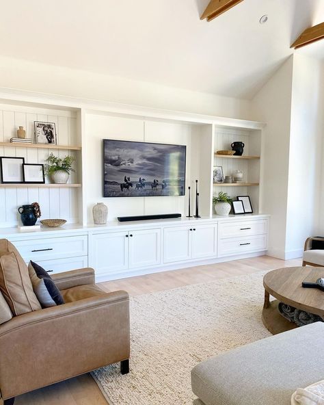 Built In Shelves Living Room, Living Room Wall Units, Living Room Built Ins, Living Room Entertainment Center, Living Room Entertainment, Living Room Tv Wall, Pool Parties, Living Room Inspo, New Living Room