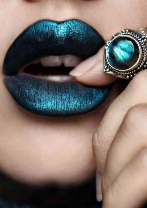 Lipstick Style, Make Up Gold, Lip Art Makeup, Mode Editorials, Nice Lips, Lipstick Art, Pantone Colors, Prussian Blue, Make Up Inspiration