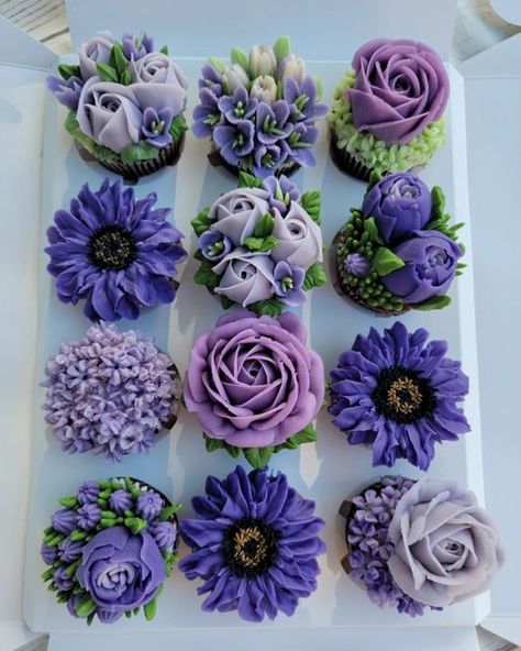 Purple Buttercream Flowers, Purple Cupcakes Ideas, Purple Wedding Cake With Cupcakes, Purple Flower Cupcakes, Dark Purple Cupcakes, Purple Rose Cupcakes, Purple Flower Cupcakes Ideas, Purple Wedding Cupcakes, Purple Floral Cupcakes