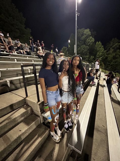 football, highschool, FNL, usa theme, friends, besties Usa Football Theme Outfit Highschool, Friends At School Aesthetic, Places To Go With Friends List, First Day Of School Poses, High School Friend Group, Usa Theme Outfit, Usa Football Theme Outfit, High School Pics, Fnl Outfits