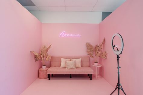 Influencer Set Up, Pink Podcast Studio, Influencer Room, Podcast Room, Selfie Studio, Youtube Setup, Podcast Setup, Content Studio, Beauty Room Salon