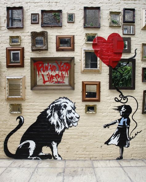 Banksy was caught on tape while painting this mural at a London pub. It features his signature red balloon #Art #streetart Banksy Mural, Banksy Artwork, Street Art Banksy, Banksy Graffiti, Banksy Art, Urban Street Art, Amazing Street Art, 3d Street Art, Graffiti Artist