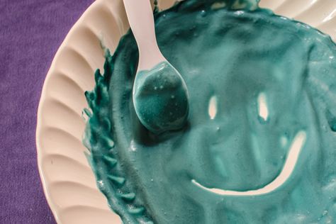 How To Mix Teal Color, Tertiary Color, Plastic Utensils, Prime Colors, Blue Dye, Creation Crafts, How To Mix, Plastic Bowls, Cake Icing