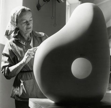 #1: Barbara Hepworth (born 1903) An unequivocal leader in 20th century Modernist sculpture, Barbara Hepworth established herself as a major female figure in a man’s world. A survey of her life reveals an impressive list of accomplishments and contributions to art far and wide. After studying on scholarship at the Royal Academy of Art, Barbara spent years traveling Europe, developing her craft. There she found love; she found art movements. Barbara Hepworth Sculpture, Hepworth Wakefield, Figurative Kunst, Istoria Artei, Barbara Hepworth, Henry Moore, Hyogo, Action Painting, English Artists