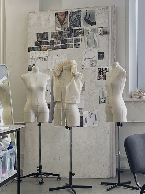 Fashion Designer School, Fashion Room Aesthetic, Fashion Designer Room, Fashion Designer Lifestyle, Fashion Design Business, Home Fashion Studio, Fashion Design Student, Fashion Major, Sewing Aesthetic