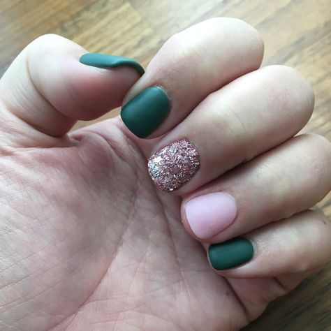 Dips and green gel with a matte topcoat. Hunter Green And Pink Nails, Green And Pink Manicure, Army Green And Pink Nails, Green Rose Gold Nails, Dark Green And Pink Nails, Green And Rose Gold Nails, Green And Pink Nails, Mani Designs, Pedi Ideas