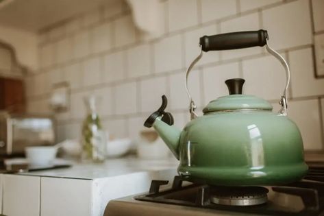 Electric Kettle vs Stovetop Kettle – Which Is Right For You? – My Budget Recipes Stove Top Kettle, Stovetop Kettle, Stovetop Kettles, Mr Coffee, Budget Recipes, Boiling Point, Water Boiling, Filling System, Camping Stove