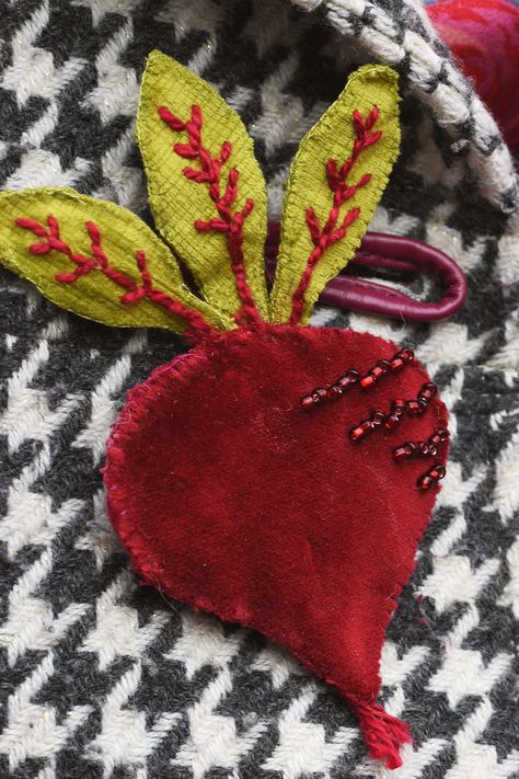 Looking for a unique autumn craft? This beetroot brooch tutorial is the perfect project! Use the free pattern to create a quirky and colorful brooch from scrap fabric. Handmade Brooches Ideas, Brooch Tutorial, Ideas With Friends, Autumn Craft, Cottage Market, Shape Templates, Sustainable Accessories, Recycled Clothing, Christmas Stocking Pattern