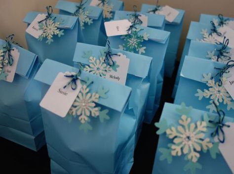 Birthday Party Frozen Theme, Frozen Gift Bags, Frozen Party Bags, Cute Party Ideas, Olaf Birthday Party, Birthday Party Frozen, Frozen Birthday Party Decorations, 4de Verjaardag, Elsa Birthday Party