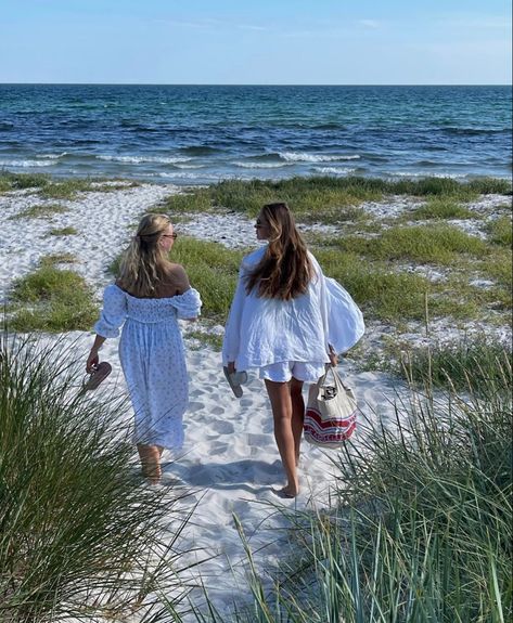 Coastal Grand Mother Aesthetic, East Coast Summer Aesthetic, Auntie Aesthetic, Djerf Matilda, Clean Girl Essentials, Hampton Aesthetic, White Picket Fence Ideas, Charleston Summer, Picket Fence Ideas