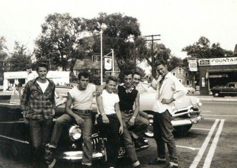 Greasers On The Fourth Of July is listed (or ranked) 14 on the list 14 Pictures of 1950s Greasers That Prove The Stereotypes Are True Greaser Guys, 50s Greaser, 50s Dance, Greaser Aesthetic, Greaser Style, 50s Photos, Teddy Boys, Rockabilly Style, Rockabilly Fashion