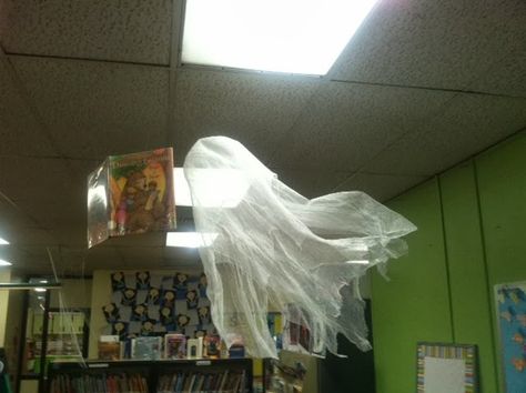 Cheesecloth ghosts for a spoooky read, October/ Halloween decor Fall Library Displays, School Library Book Displays, Haunted Library, School Library Decor, Library Signage, School Library Displays, Teen Library, Library Bulletin Board, Middle School Libraries