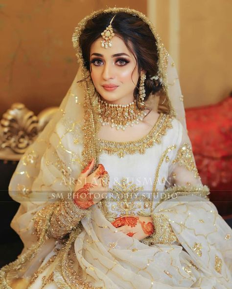 Nikah Bridal Look, Nikah Makeup Look Pakistani, Nikah Makeup Look, Nikkah Jewelry, White Wedding Lehenga, Nikah Dresses, Indian Wedding Gowns, Nikah Dress, Pakistani Bridal Makeup