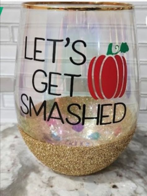 The Grinch Pictures, Halloween Party Birthday, Girls Night Crafts, Glitter Wine Glasses, Glitter Glasses, Outdoor Barbecue, Halloween Wine, Wine Glass Crafts, Glitter Wine