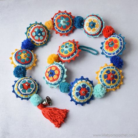 Jingle Garland - crochet pattern by www.lillabjorncrochet.com Awesome Crochet, Crochet Garland, Linen Stitch, Design 2023, Crochet Home Decor, Crochet Christmas Ornaments, Earrings Design, Crochet World, Small Sewing Projects