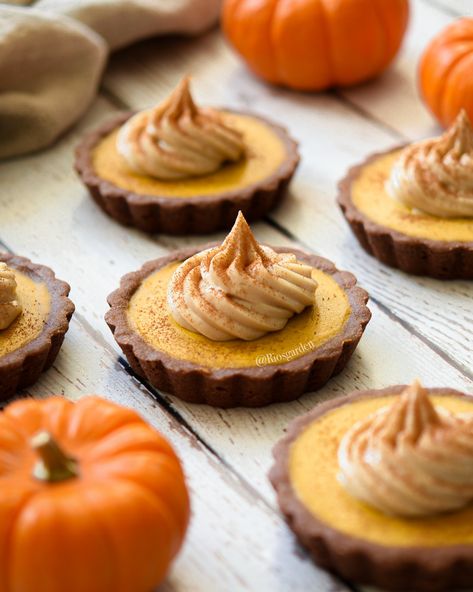 Mini Pumpkin Tarts Recipe, Halloween Tarts, Pumpkin Pie Tarts, Chocolate Pumpkin Tart, Pumpkin Tart, Tis Autumn, Blueberry Loaf Cakes, Autumn Baking, Pumpkin Tarts