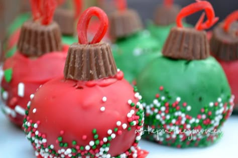 Ornament Cake Balls....cute! Ornament Cake, Cake Ball, Christmas Sweets, Cake Balls, Christmas Cooking, Christmas Goodies, Noel Christmas, Cakepops, Holiday Desserts