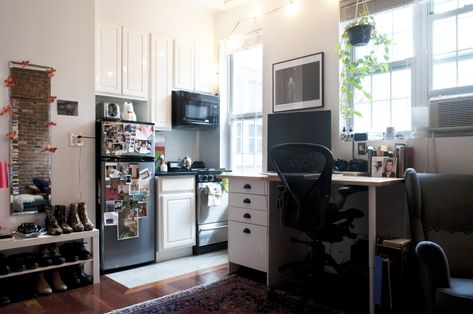 House Tour: A Tiny, 200 Square Foot Greenwich Village Studio | Apartment Therapy 200 Sq Ft Studio, Apartment Living Space, Studio Apartment Furniture, Studio Apartment Living, Bachelorette Pad, Deco Bedroom, Tiny Apartments, Minimalist Apartment, Studio Apartment Layout