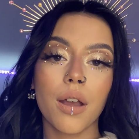 Sparkly Makeup With Jewels, Makeup Rhinestones Simple, Beach Festival Makeup, Jewel Makeup Rhinestones Simple, Jewel Makeup Rhinestones, Simple Gem Makeup, Make Up With Gems, Eye Makeup With Rhinestones, Makeup Looks With Gems