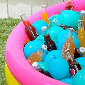 Make your party cooler in an instant. Frozen Water Balloons, Balloon Hacks, Frozen Balloons, Backyard Party Decorations, Country Woman, Chill Drinks, Apple Cobbler, Pot Stickers, Fiesta Tropical