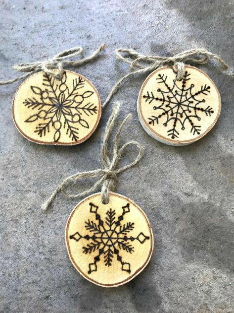 Wood Burned Snowflakes, Simple Wood Burning Patterns, Christmas Wood Burning Ideas, Wood Burning Christmas Ornaments, Wood Burning Ornaments, Christmas Pyrography, Wood Burned Ornaments, Gift For Neighbor, Black Pendants