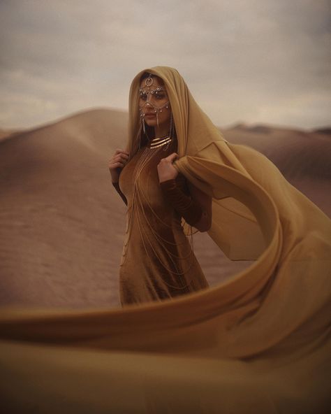 Desert Aesthetic Fashion, Desert Photoshoot Outfit, Desert Fashion Photography, Dune Characters, Desert Photoshoot Ideas, Sand Dunes Photoshoot, Desert Outfit, Wedding Korea, Desert Photoshoot