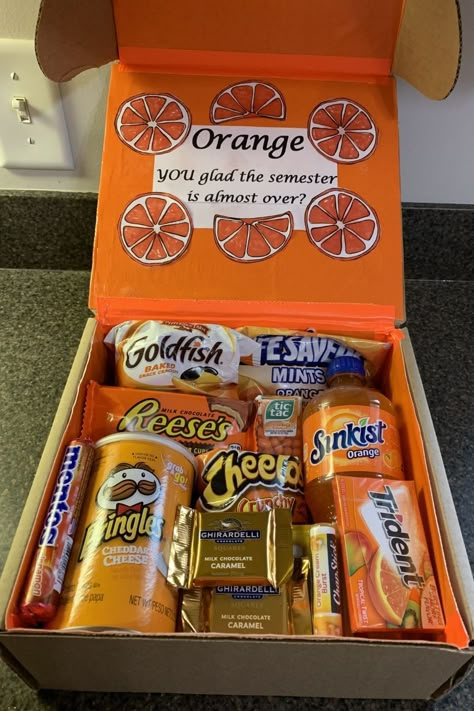 Box Of Orange Gift Ideas, Gift Box For Boyfriend Care Packages, Orange Birthday Gifts, Color Care Package Ideas, Orange Box Gift Ideas, Care Package Ideas For Mom, Orange Gift Basket Ideas For Him, Orange Color Party Basket, Color Themed Gift Baskets Orange