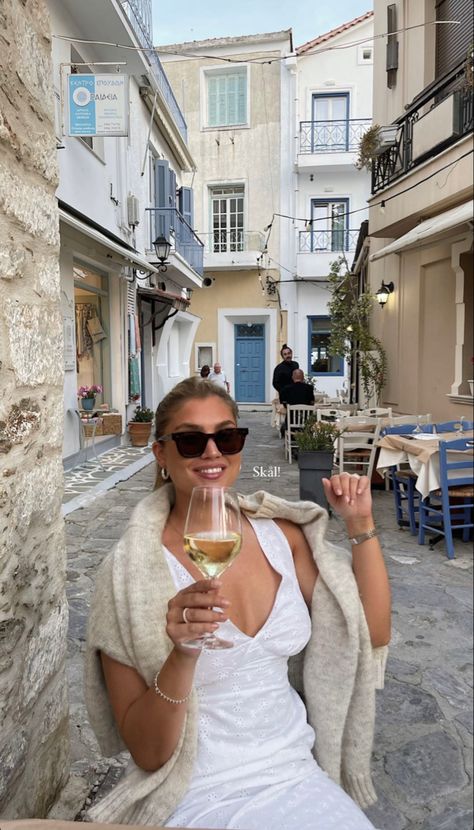 Study Abroad Fits, Pictures To Take In Europe, Wine Yard Outfit, Euro Summer Inspo Pics, Capri Italy Photo Ideas, Euro Summer Photo Ideas, Capri Picture Ideas, Europe Inspo Pics, Europe Inspo Pictures