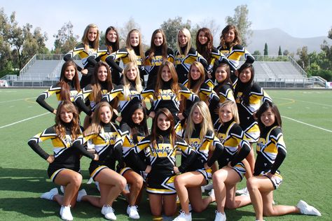 Cheerleading Group Pictures, Cheer Team Pictures Poses Group Shots, Cheer Squad Pictures, Cheerleading Team Pictures, Cheerleader Ideas, Cheer Photoshoot, Cheerleading Picture Poses, High School Cheerleader, Sports Poses