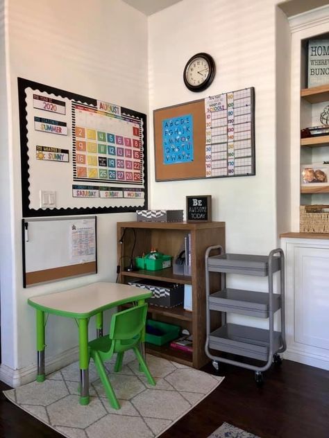 School Setup At Home, Home School Small Space, Homeschool In Small House, Preschool Classroom Set Up At Home, Desk For Kindergartener At Home, Homeschool For Small Spaces, Kindergarten Desk Setup At Home, Homeschool Desk Ideas Small Spaces, Preschool Homeschool Corner Ideas