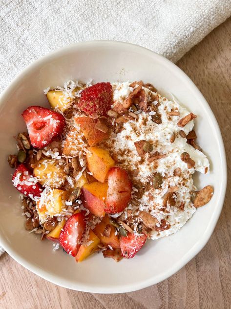 Sweet Cottage Cheese Bowl Balanced Meals Recipes, Peachie Spoon, Sweet Cottage Cheese, Cottage Cheese Bowl, Protein Toast, Low Sugar Granola, Cheese Bowl, Easy Stuffed Peppers, Caprese Recipes