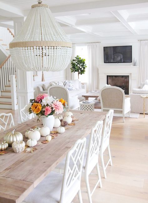 White Dining Room Decor, Chinoiserie Chairs, Coastal Dining Room, White Dining Room, Coastal Living Rooms, House Beach, Beach House Interior, Coastal Living Room, Dining Room Inspiration