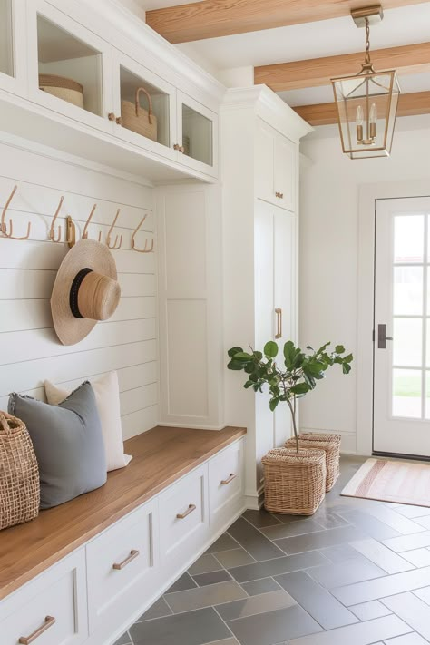 White Mud Room Ideas, House Entryway Ideas, Kitchen Entryway Ideas, Mudroom Ideas Entryway, Mudroom Entry, Barndo Ideas, Mudroom Remodel, Decorating Rooms, House Entry