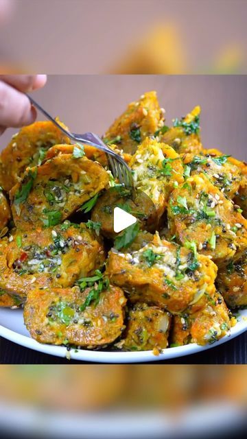 Baked Indian Recipes, Mix Vegetables Recipes Indian, Easy Veg Snacks, Veg Indian Recipes, Veg Breakfast Recipes Indian, Breakfast Recipes Indian Veg, Muthiya Recipe, Veg Breakfast Recipes, Mix Veg Recipe