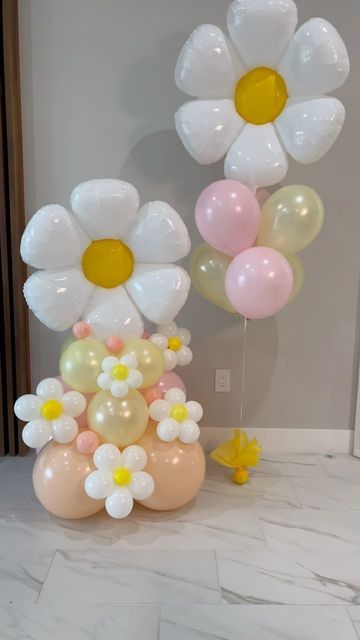 Balloon Decorations and Event Rentals Palm Beach on Instagram: "How cute is that😊 small but vey personal birthday surprise🌼 #balloonflowers #balloons #palmbeachballoons #birthday" Pink Daisy Party Decorations, Flower Birthday Balloons, Daisy Balloon Bouquet, Daisy Birthday Decorations, First Birthday Girl Decorations Ideas, Daisy Balloon Decorations, Birthday Small Decoration, Cute Balloon Ideas, Groovy Birthday Balloons