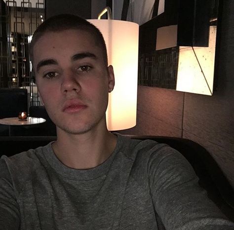 Omg he has shaved his hair Justin Bieber Hair Cut, Justin Bieber Tattoos, Prince Of Pop, I Love Justin Bieber, Justin Beiber, Love Justin Bieber, Orlando Bloom, Face Tattoo, Buzz Cut