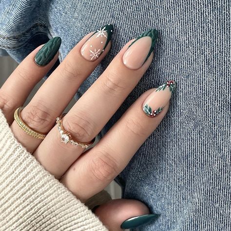 ig: nailzkatkat Christmas Nails Mistletoe, Nails Mistletoe, Mistletoe Nails, Chic Nail Designs, New Years Eve Nails, Lilac Nails, Tap Tap, Nude Nail Designs, Fancy Nails Designs