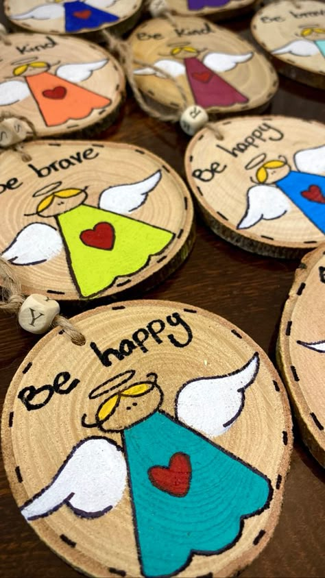 Wood Slices Crafts Christmas, Wood Slice Art Christmas Easy, Wood Slice Christmas Crafts, Wooden Slices Ideas, Diy Wood Craft Ideas, Wood Ornament Painting Ideas, Wood Slice Art Christmas, Christmas Decoration For Kids, Christmas Decorations House