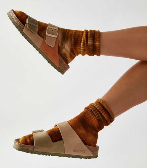 Birkenstock Clogs With Socks, Socks With Birkenstocks, Arizona Birkenstock Outfit, Socks And Birks, Birkenstocks With Socks, Birkenstock Socks, How To Wear Clogs, Socks And Birkenstocks, Boho Socks