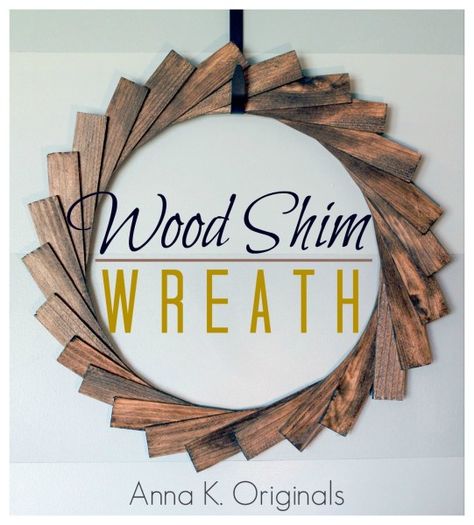 Wood-Shim-Wreath. Would be cute to dip the ends of each shim, or fully paint each one, in a different color.  Or just have 3 or 5 accent colors sporadic throughout wreath. Fall Wood Projects, Wood Wreath, Scrap Wood Projects, Diy Holz, Popular Woodworking, Painted Sticks, Décor Diy, Christmas Wood, Diy Wood Projects