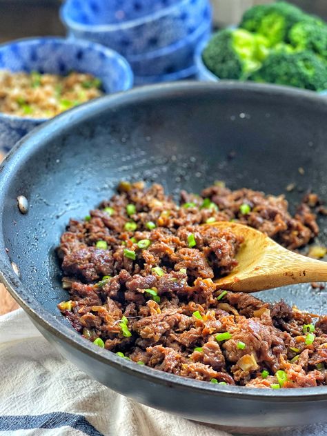 This recipe for Mongolian Beef is just what the title says: easy, healthy and made in one pan. This recipe uses tender shaved beef, so it cooks in no time at all, and is packed with flavor. Perfect for a quick weeknight dinner for the entire family, and made with pantry staples like brown sugar and soy sauce, this is an easy meal to keep in your rotation.  Serve this delicious and quick meal over rice or cauliflower rice, with a side of steamed broccoli. Sweet And Savory Steph, Sweet Savory And Steph, Slow Cooker Teriyaki Chicken, Slow Cooker Teriyaki, Mongolian Beef, Fried Vegetables, Quick Weeknight Dinners, Healthy Vegetables, Baked Oatmeal