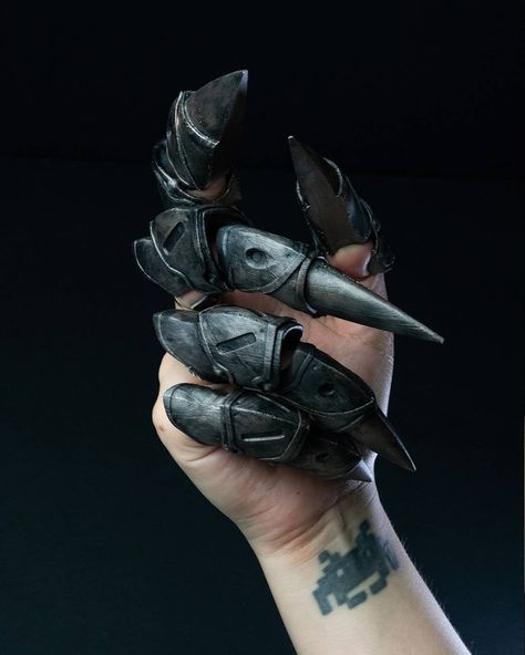 Clawed Hands Reference, Oc Accessories, Hand Armor, Evil Oc, Halo Spartan, Dnd Items, Cosplay Inspiration, Costume Gloves, Alien Design