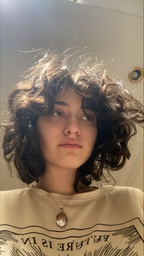 Short Frizzy Hair, Short Curly Brown Hair, Short Brown Hair, Girl With Brown Hair, Hair Inspiration Short, Shot Hair Styles, Short Straight Hair, Girl Short Hair, Frizzy Hair