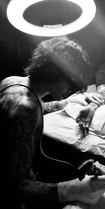 Male Tattoo Artist Aesthetic, Bak Grand Dark, Tattoo Boy Aesthetic, Roleplay Aesthetic, Dark Boy Aesthetic, Tattooed Men, Christian Yu, Dark Men, Boy Tattoos